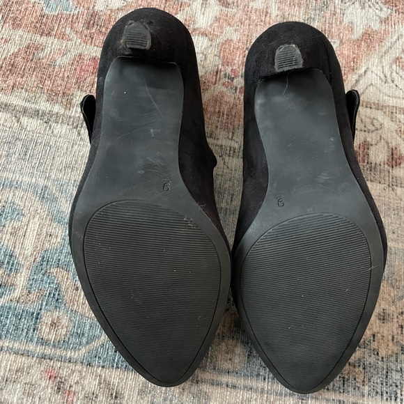 Black, closed toe heels. Faux suede. Size 9 - Picture 5 of 5